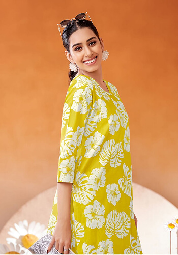 Women Wearing Co-ord Printed Cotton Kurti & Pent Set Floral Print